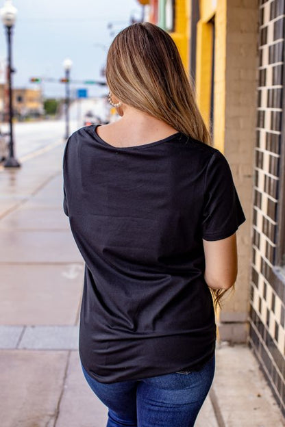 ESSENTIAL SCOOP NECK SHORT SLEEVE TOP WITH CURVED HEM