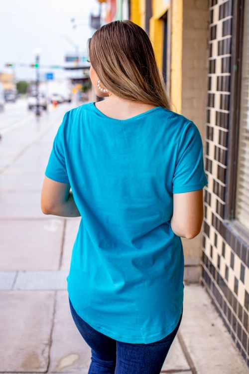 ESSENTIAL SCOOP NECK SHORT SLEEVE TOP WITH CURVED HEM