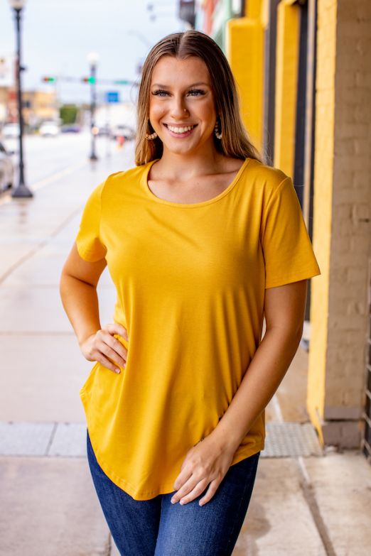 ESSENTIAL SCOOP NECK SHORT SLEEVE TOP WITH CURVED HEM