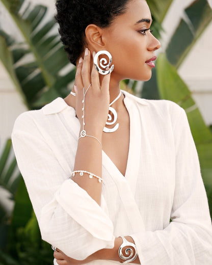 Aura Pearl Hand Chain